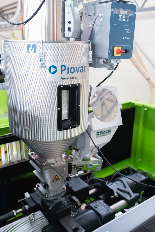 Система раздачи сырья Piovan установленна в цеху по литью пластмассовых изделий компании RUBEZH